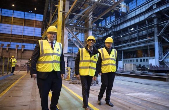 Britain&#039;s Prime Minister Rishi Sunak, center, visits the Harland &amp; Wolff shipyard factory accompanied by Northern Ireland Secretary of State Chris Heaton-Harris, right, and H&amp;W CEO John W ...