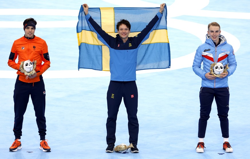 epa09732204 Silver medalist Patrick Roest (L) of Nederland, Golden medalist Nils van der Poel (C) of Sweden and Bronze medalist Hallgeir Engebraaten (R) of Norway celebrate after the Men&#039;s Speed  ...