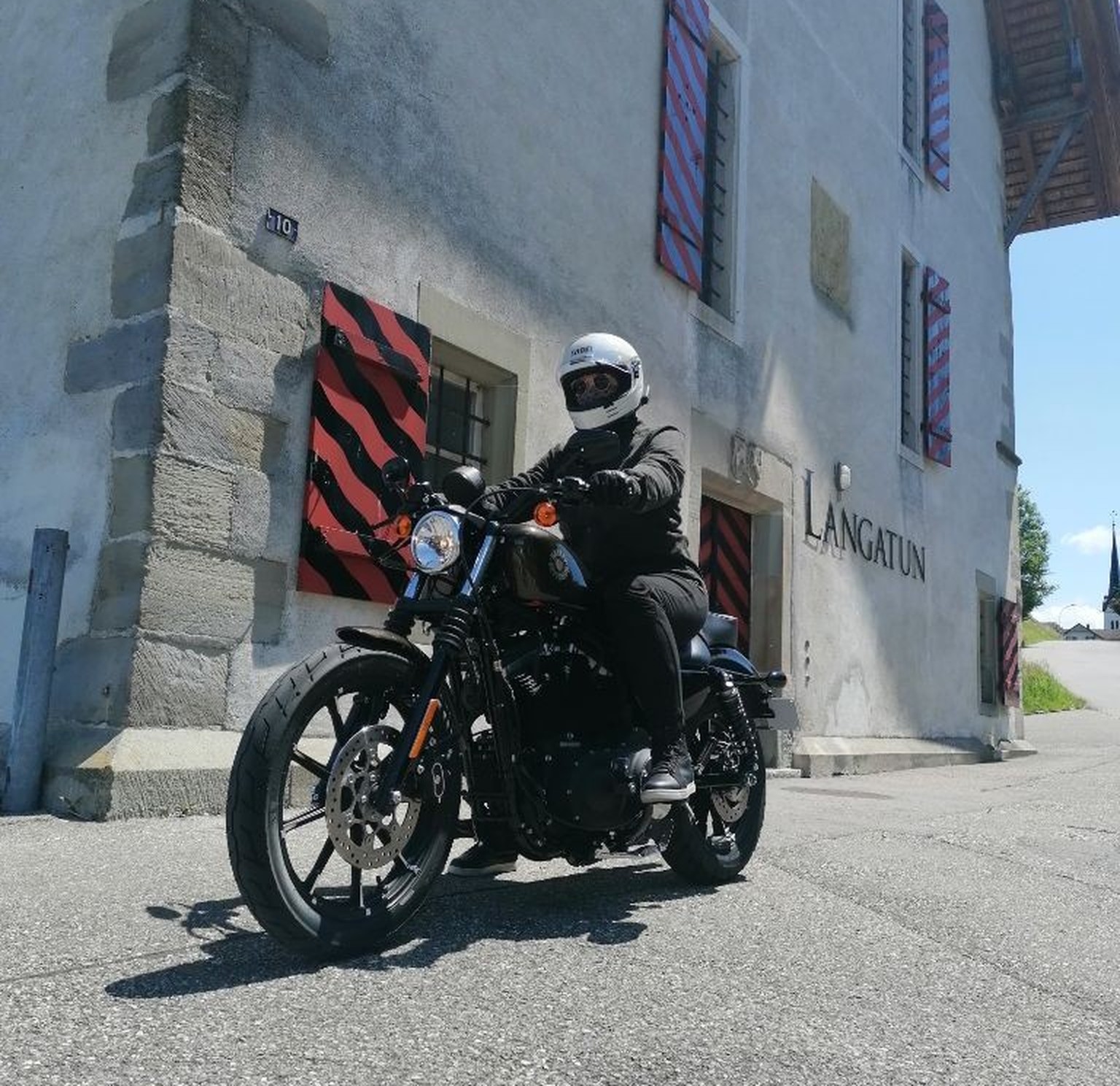 Muriel ist eine begeisterte Motorradfahrerin.