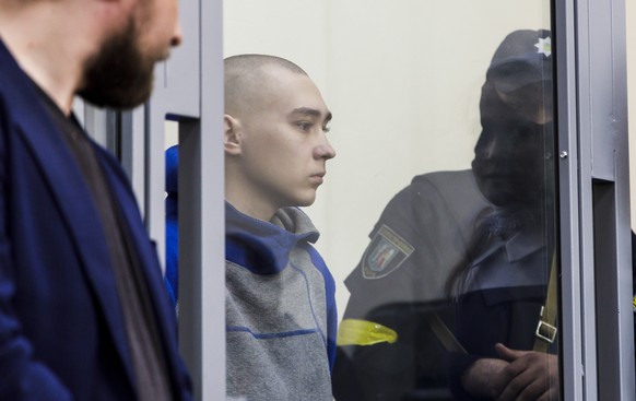 epa09944448 Russian serviceman Vadim Shishimarin (C) attends a court hearing in the Solomyansky district court in Kyiv, Ukraine, 13 May 2022. Vadim Shishimarin (21) is accused of killing an unarmed 62-year-old civilian man as Shishimarin fled with four other soldiers near Chupakha village in the Sumy area. Ukraine is holding the first war crimes trial amid the Russian invasion. Shishimarin faces possible life imprisonment if found guilty as the prosecutor's general office said.  EPA/TANYA GORDIENKO
