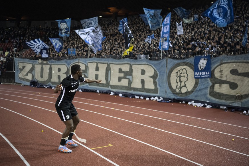 Zuerichs Aiyegun Tosin jubelt vor der Suedkurve nach dem Fussball Meisterschaftsspiel der Super League zwischen dem Grasshopper Club Zuerich und dem FC Zuerich im Letzigrund, am Sonntag, 19. Februar 2 ...