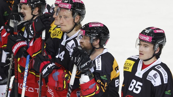 Berns Nick Meile, Beat Gerber, Berns Colin Gerber und die Teamkollegen, von rechts, nach dem Eishockey Meisterschaftsspiel der National League zwischen dem SC Bern und Lausanne HC, am Dienstag, 31. Ja ...