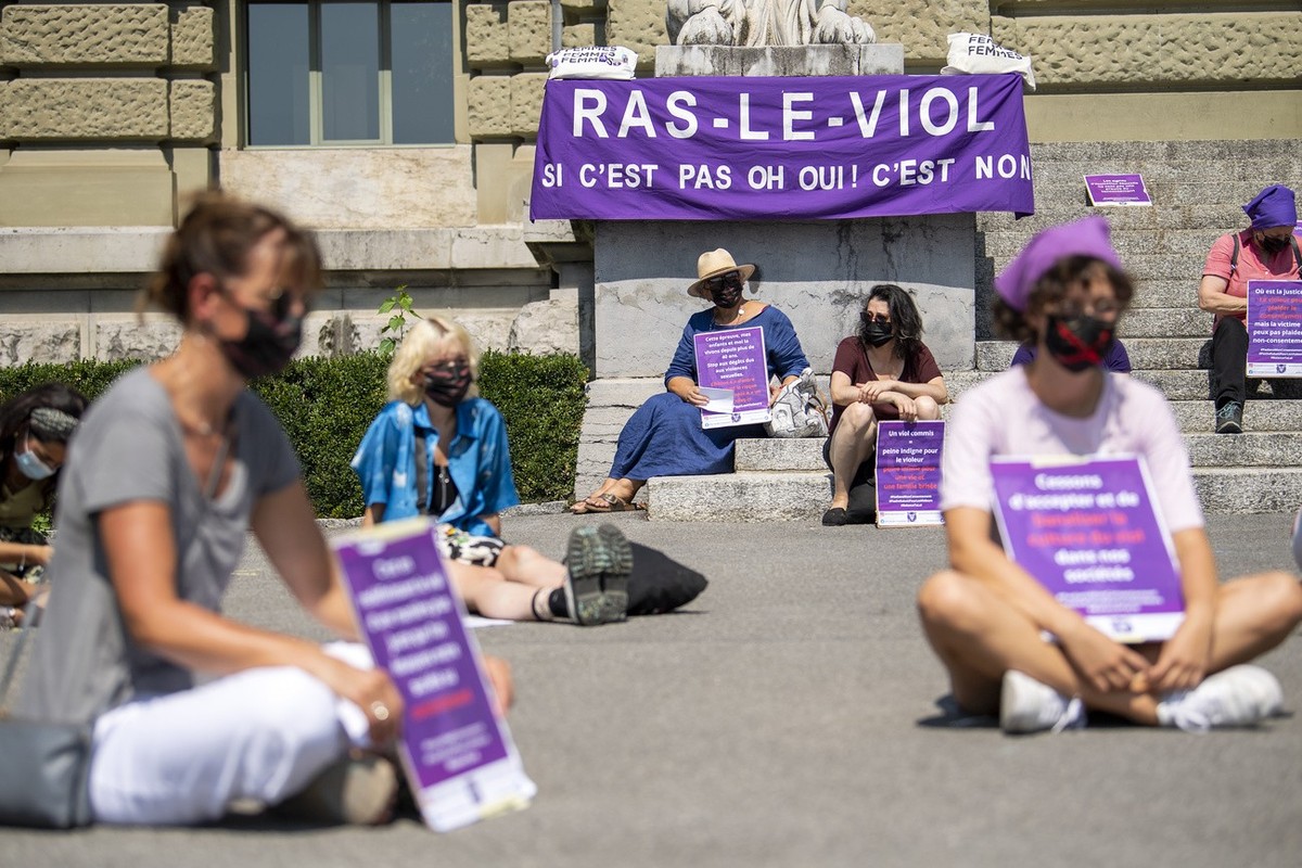 Des personnes manifestent à l'appel des collectifs contre le verdict de la Cour d'appel de Bâle dans une affaire de viol, en août 2021 devant le Palais de Justice de Montbenon à Lausanne.