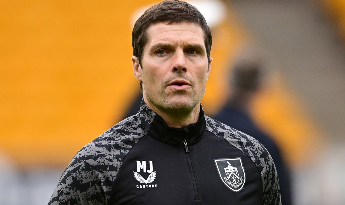 Wolverhampton Wanderers v Burnley Premier League 26/10/2025. Burnley FC coach Mike Jackson during the Premier League match between Wolverhampton Wanderers and Burnley at Molineux, Wolverhampton, Engla ...