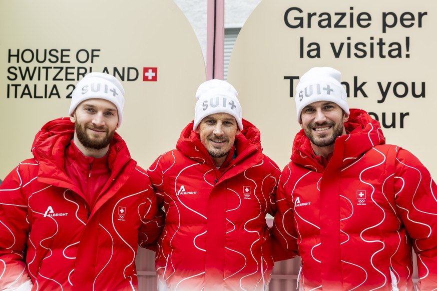 KEYPIX - Patrick Fischer, centre, head coach of the Swiss national ice hockey team, poses with his players Andrea Glauser, left, and Roman Josi, right, during a press conference of Switzerland?s ice h ...