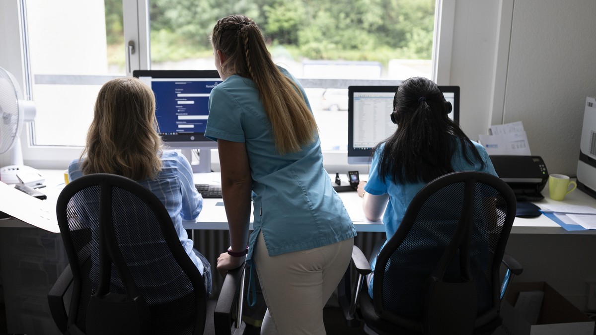 ZUM AERZTEZENTRUM OBERHASLI STELLEN WIR IHNEN FOLGENDES NEUES BILDMATERIAL ZUR VERFUEGUNG --- Medical practice assistants at the Oberhasli Medical Centre at work on the computer, photographed on 13 Au ...