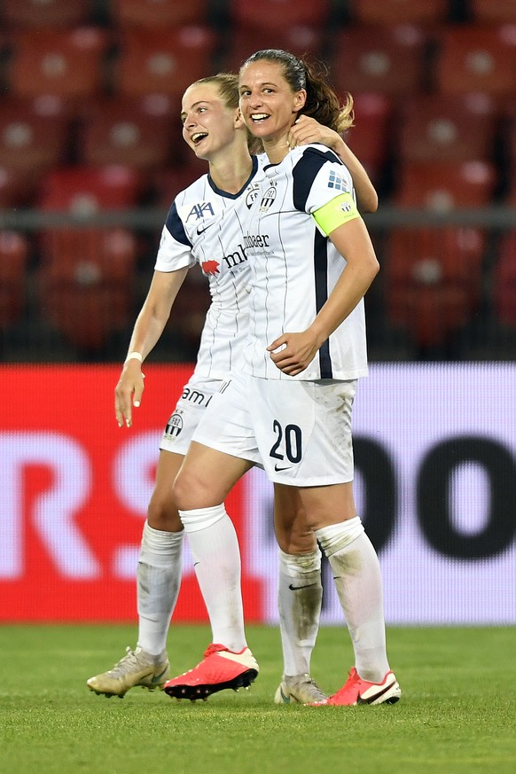 Kim Dubs, links, und Fabienne Humm, rechts, juebeln nach dem 2-1 fuer den FCZ beim Fussballspiel der Super League FC Zuerich Frauen gegen Servette FC Chenois Feminin im Stadion Letzigrund in Zuerich a ...