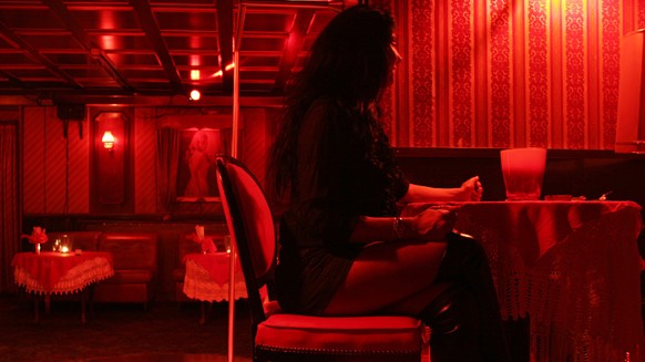 Archivbild vom 11. Maerz 2008 zeigt eine Prostituierte im Bordell &#039;Luxor&#039; in Hamburg St. Pauli. Nach 60 Jahren muss das aelteste Hamburger Bordell schliessen. Das &quot;Hotel Luxor&quot; in  ...