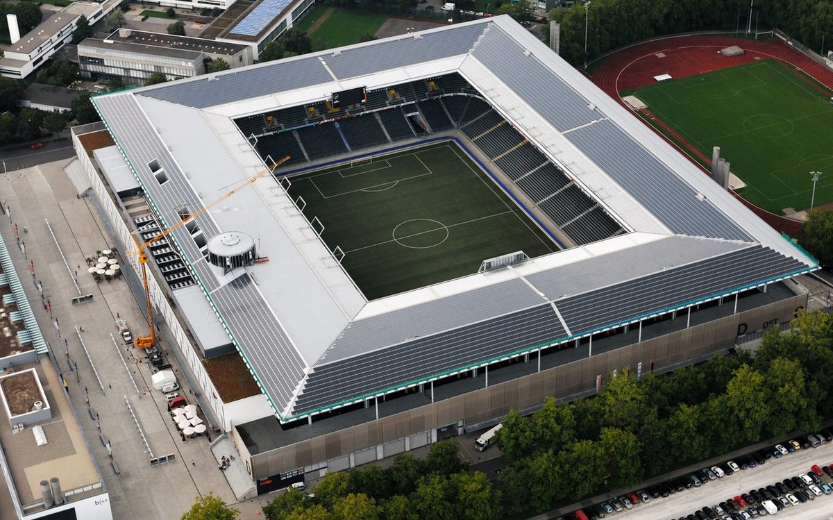 HANDOUT - Luftaufnahme des Fussballstadions Stade de Suisse in Bern, mit der Solaranlage auf dem Dach, am Dienstag 15. August 2007. Die BKW FMB Energie AG hat den Vollausbau des weltgroessten, stadion ...