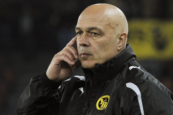 YB-Trainer Christian Gross geht seinen Gedanken nach, im Fussballspiel der Super League zwischen dem Grasshopper Club Zuerich und den BSC Young Boys, am Samstag, 17. Maerz 2012, im Zuercher Letzigrund ...
