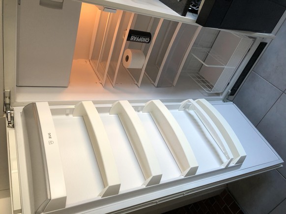 Was ist in deinem Kühlschrank drin? Ich zeig dir meins und du zeigst mir deins, ok?\nNur das nötigste