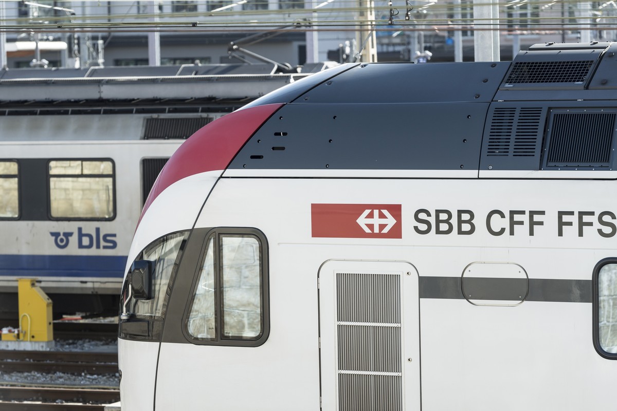ZU DEN JAHRESZAHLEN 2016 DER SBB, AM DIENSTAG, 21. MAERZ 2017, ERHALTEN SIE FOLGENDE ARCHIVBILDER ---- Je eine abgestellte SBB, vorne und BLS Zugskomposition, beim Bahnhof Bern, am Montag, 20. Februar ...