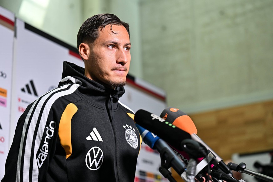 Medienaktivit�ten DFB, 22.09.2026 HERZOGENAURACH, GERMANY 22. SEPTEMBER: im Bild Younes EBNOUTALIB von Eintracht Frankfurt beim Interview bei den ersten Medienaktivit�ten der Nationalmannschaft in Her ...