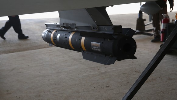 Hellfire-Rakete am Rumpf einer unbemannten US-Drohne im persischen Golf.<br data-editable="remove">