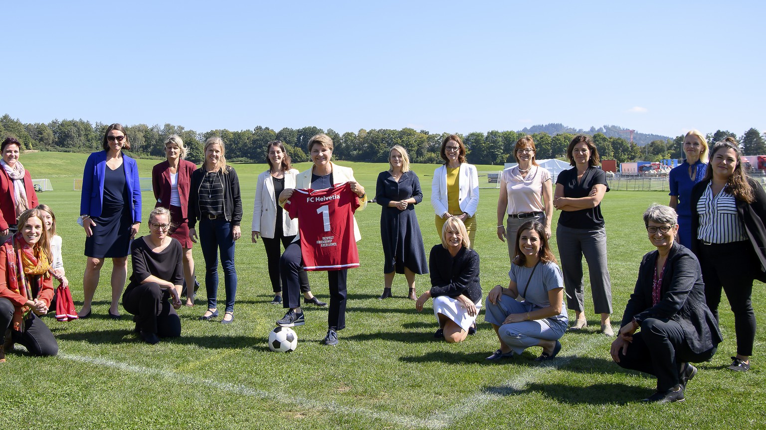 Bundesraetin Viola Amherd, Mitte, posiert mit Franziska Ryser, GP-SG, Maya Graf, GP-BL, Stefanie Heimgartner, SVP-AG, Corina Gredig, GLP-ZH, Johanna Gapany, FDP-FR, Sophie Michaud Gigon, GP-VD,Aline T ...