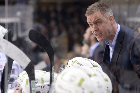 Zugs Trainer Dan Tangnes, im ersten Eishockey Playoff-Finalspiel der National League zwischen dem SC Bern und dem EV Zug, am 11. April 2019, in der PostFinance Arena in Bern. (KEYSTONE/Melanie Duchene ...