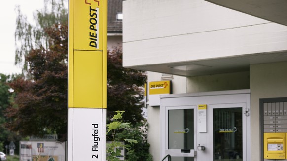 ZUR HERBSTSESSION AM DIENSTAG, 26. SEPTEMBER 2017, STELLEN WIR IHNEN FOLGENDES BILDMATERIAL ZUR VERFUEGUNG - Exterior view of a post office branch of the Swiss Post in Duebendorf, Canton of Zurich, Sw ...