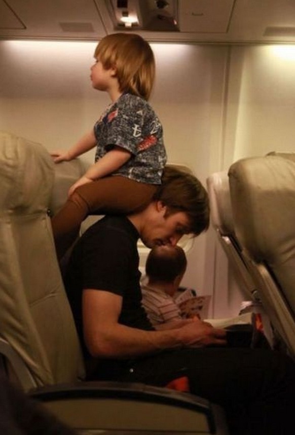 Wie beschäftigt man Kinder im Flugzeug