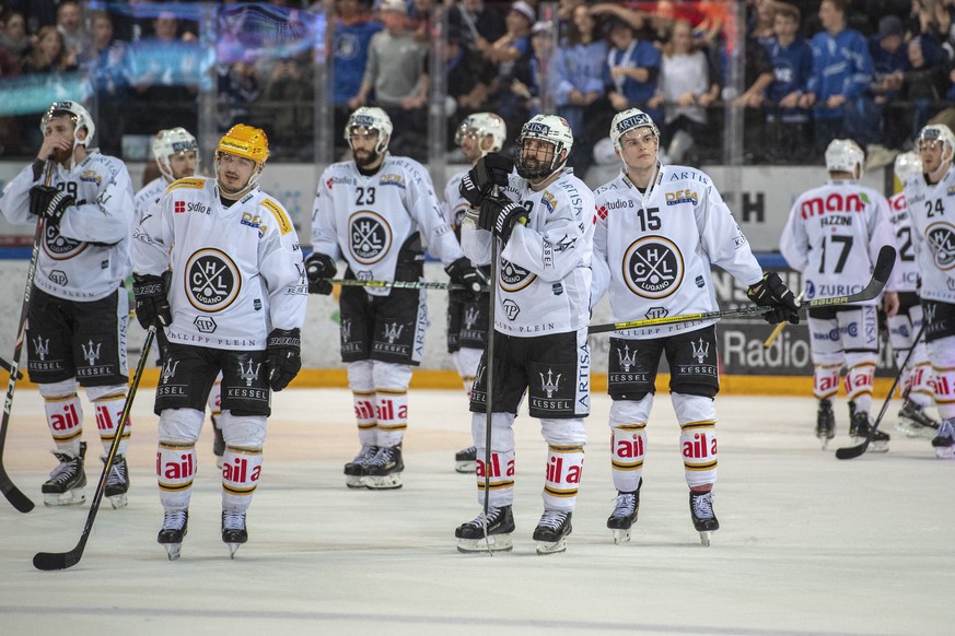 Die Lugano Spieler nach der Niederlage nach dem dritten Eishockey Playoff-Viertelfinalspiel der National League zwischen dem EV Zug und dem HC Lugano am Donnerstag, 14. Maerz 2019 in der Bossard Arena ...