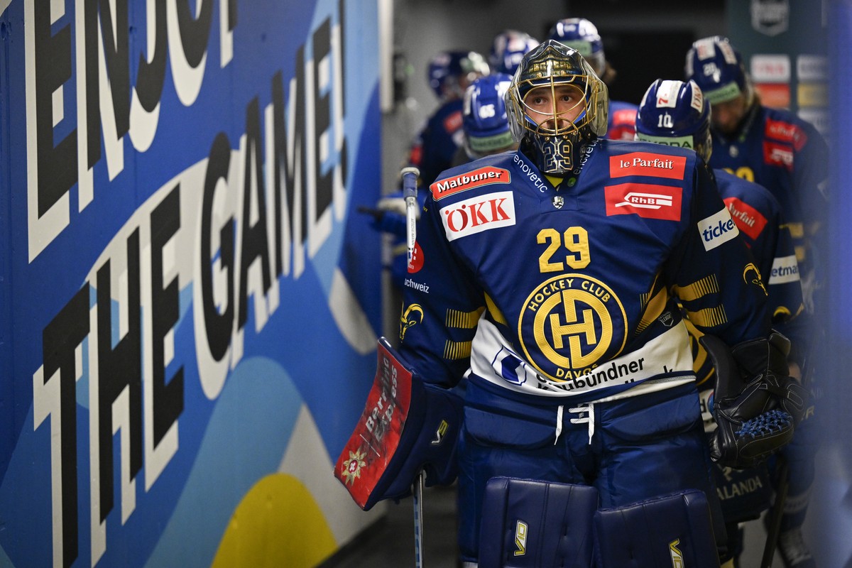 Torhueter Sandro Aeschlimann (HCD) beim vierten Eishockey Playoff Halbfinalspiel der National League zwischen dem HC Davos und den ZSC Lions, am Samstag, 5. April 2025, in der zondacrypto-Arena in Dav ...