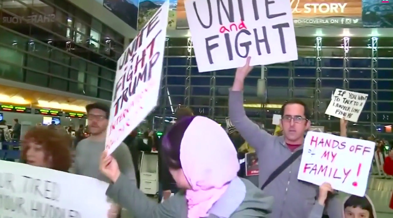 Ein Wochenende voller Demonstrationen: Auch im Flughafen von Los Angeles protestierten Menschen.