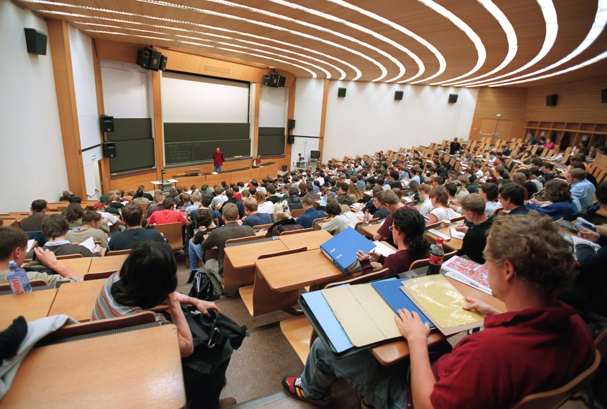 Students during a lecture in an auditorium of ETH Zurich in Zurich, Switzerland, pictured on October 28, 2004. (KEYSTONE/Gaetan Bally) 

Studenten waehrend einer Vorlesung in einem Hoersaal der ETH Zu ...