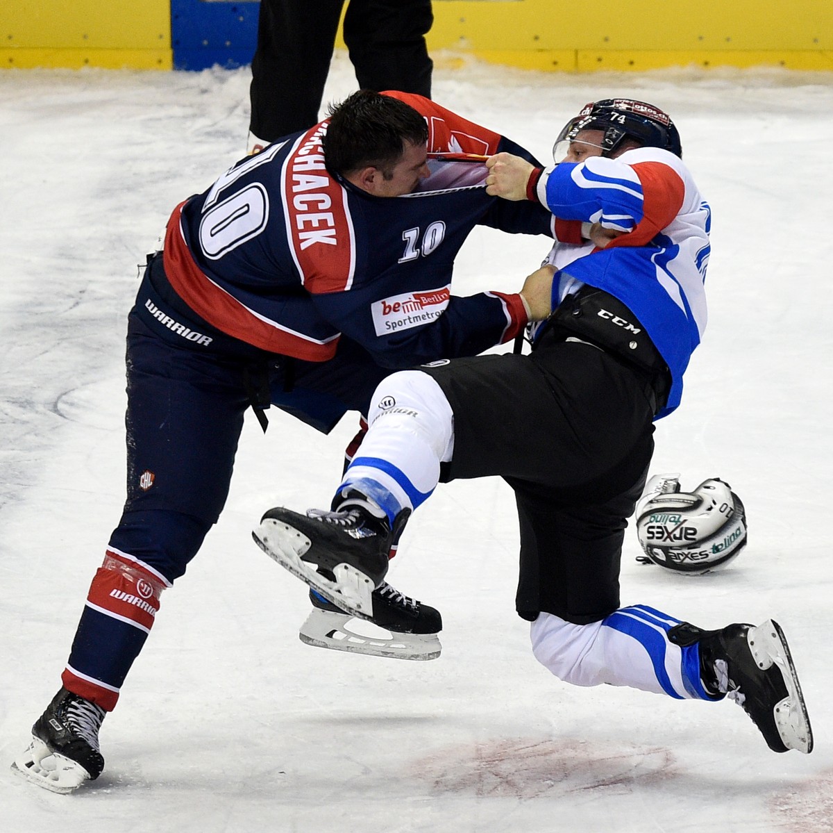 Berlin's Spencer Machacek, left, fights againt Zug's Johann Morant, during the Champions League round of 32 ice hockey match between Eisbaeren Berlin and EV Zug, in Berlin, Germany, on Tuesd ...
