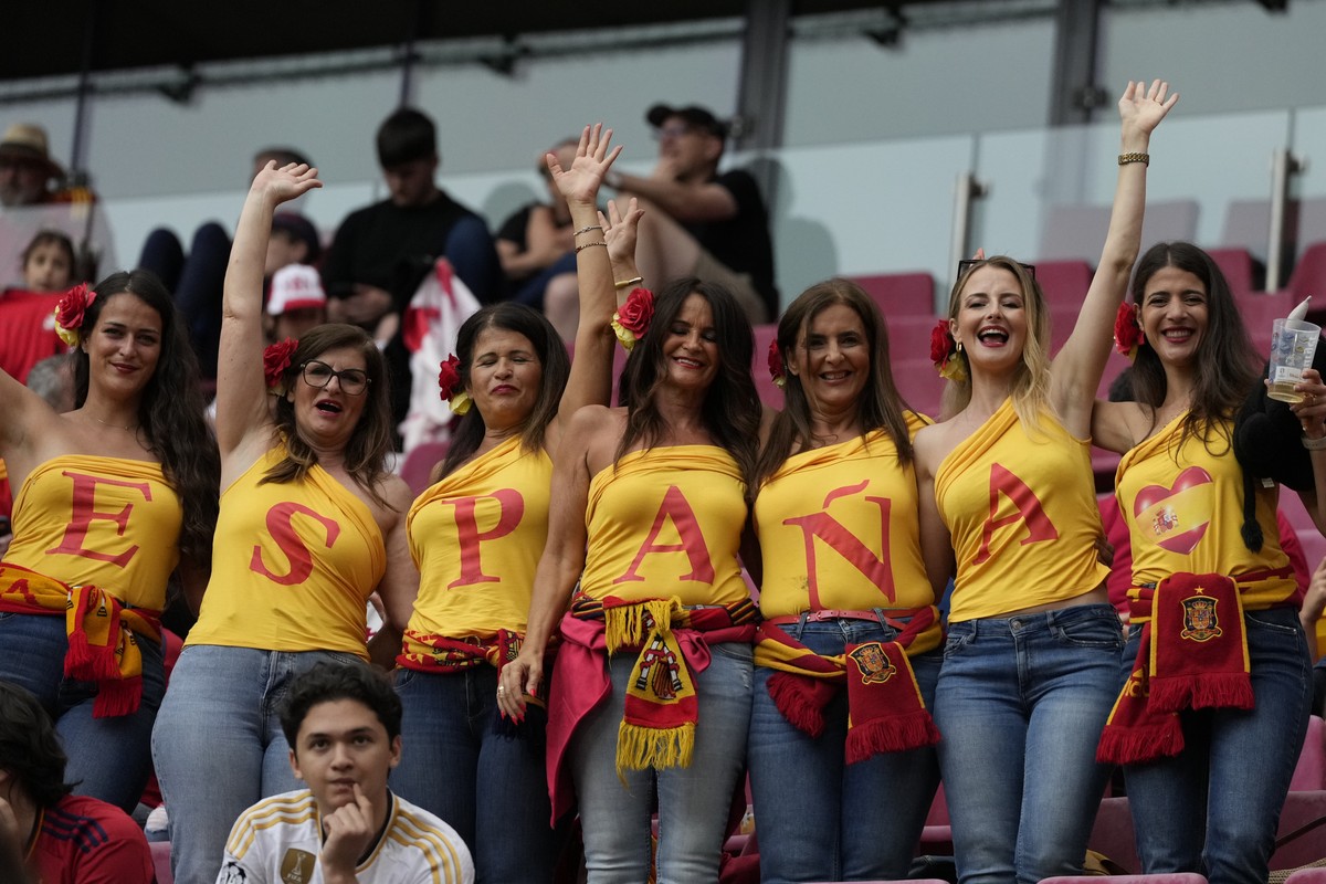 Spanish fans cheer for their team prior a round of sixteen match at the Euro 2024 soccer tournament against Georgia in Cologne, Germany, Sunday, June 30, 2024. (AP Photo/Frank Augstein)