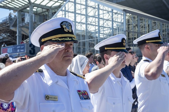 2025 memorial day ceremony at intrepid museum, new york, usa - 26 may 2025 new 2025 memorial day ceremony at intrepid museum. May 26, 2025, new york, new york, usa: military personnel bow their heads  ...