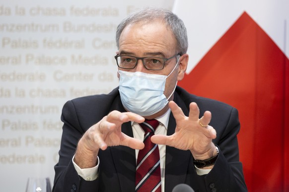 Bundespraesident Guy Parmelin spricht waehrend einer Medienkonferenz des Bundesrates zur aktuellen Lage im Zusammenhang mit dem Coronavirus, am Mittwoch, 13. Januar 2021, in Bern. (KEYSTONE/Peter Klau ...