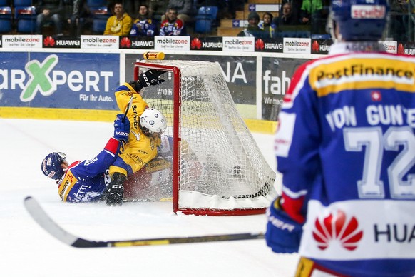 HC Davos Stuermer Dino Wieser schiesst das 0-2 gegen EHC Kloten Verteidiger Bobby Sanguinetti waehrend dem Eishockey-Meisterschaftsspiel der National League A zwischen dem EHC Kloten und dem HC Davos  ...