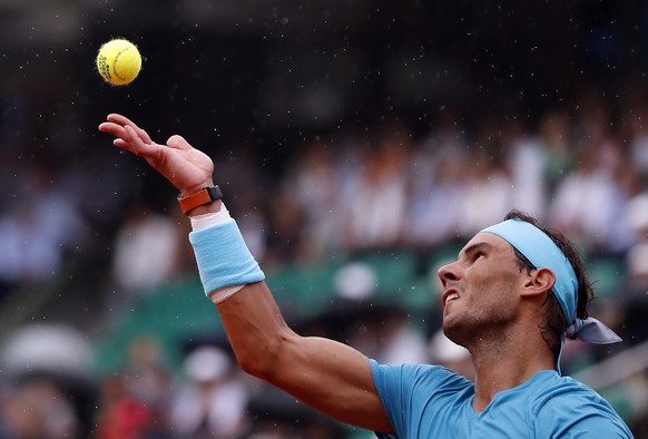 epaselect epa06789242 Rafael Nadal of Spain plays Diego Schwartzman of Argentina during their menâs quarter final match during the French Open tennis tournament at Roland Garros in Paris, France, 06 ...