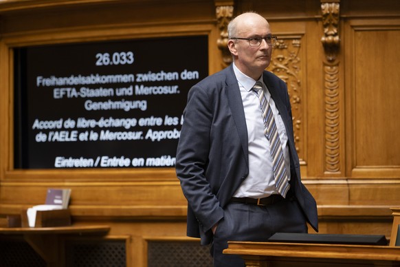 Nationalrat Markus Ritter, Mitte-SG, verfolgt der Debatte "26.033 BRG. Freihandelsabkommen zwischen den EFTA-Staaten und Mercosur. Genehmigung", waehrend der Sommersession der Eidgenoessisch ...