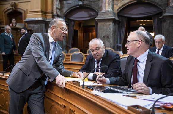 Die SVP Staenderaete Hannes Germann, SH, Alex Kuprecht, SZ, und Hansjoerg Knecht, AG, diskutieren vor Sitzungsbeginn, an der ausserordentlichen Session der Eidgenoessischen Raete, am Mittwoch, 12. Apr ...