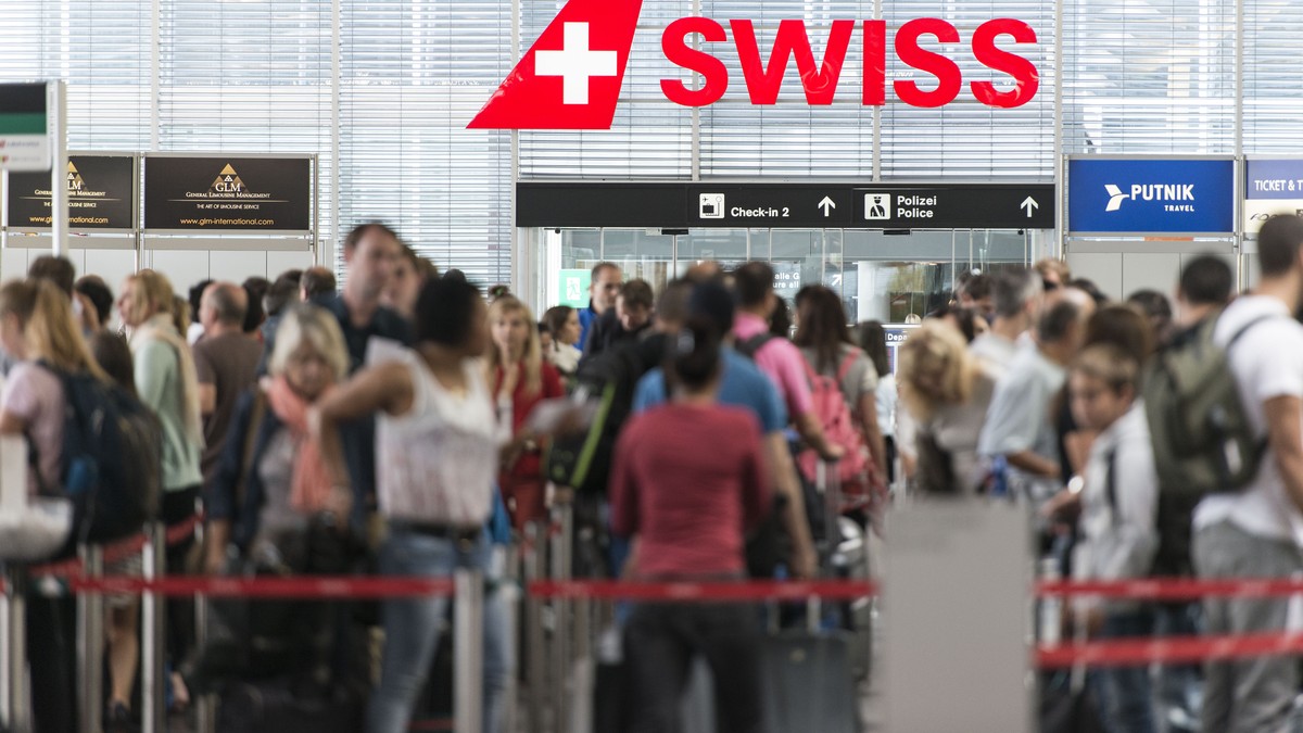 ARCHIVBILD ZU DEN QUARTALSZAHLEN VON SWISS, AM DIENSTAG, 30. APRIL 2019 ---- Passengers queue in the check-in hall 1 at Zurich Airport, pictured in Kloten, Switzerland, on July 31, 2014. (KEYSTONE/Chr ...