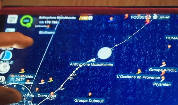 Bernards Boot mitten im Atlantischen Ozean.
