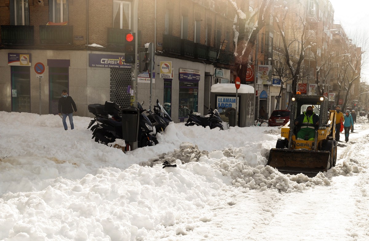 epa08930093 A snowplough clears the snow in the aftermath of Storm Filomena in Madrid, Spain, 10 January 2021. EPA/Ballesteros