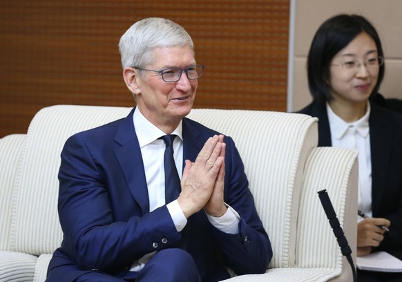 News Bilder des Tages BEIJING, CHINA - OCTOBER 17: Apple CEO Tim Cook meets with Xiao Yaqing, head of the State Administration for Market Regulation, on October 17, 2019 in Beijing, China.