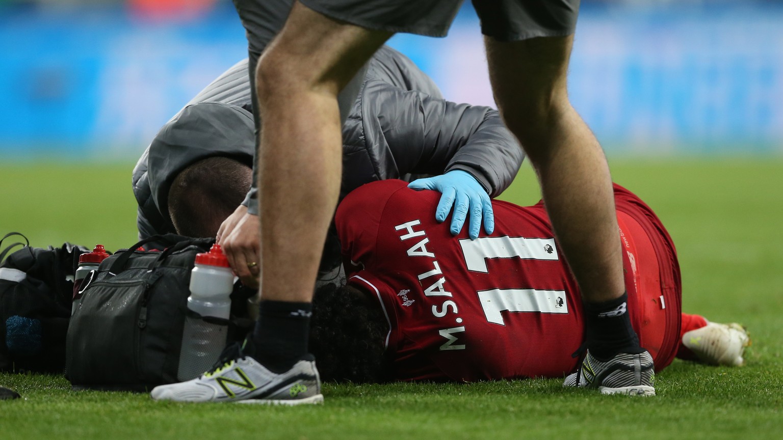 epa07547560 Liverpool&#039;s Mo Salah receives medical treatment during the English Premier League soccer match between Newcastle United and Liverpool FC at St James&#039; Park in Newcastle, Britain,  ...