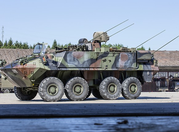 Ein &quot;Piranha&quot;-Radschützenpanzer ist im Kanton St. Gallen mit einem Personenwagen kollidiert. Dabei wurden die Beifahrerin im Auto schwer und der Fahrer leicht verletzt. (Archivbild)