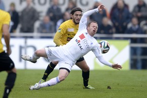 Wohlens Dylan Stadelmann im Tiefflug gegen Schaffhausens&nbsp;Arben Buqaj.&nbsp;