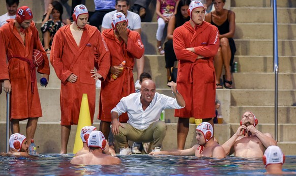 Luganos Coach Gianfranco Salvati, Mitte, spricht mit seinem Spielern, wahrend dem ersten Spiel im Wasserball Play-Off-Final zwischen Lugano und Horgen, am Donnerstag, 20. Juli 2017, in Lugano. (KEYSTO ...