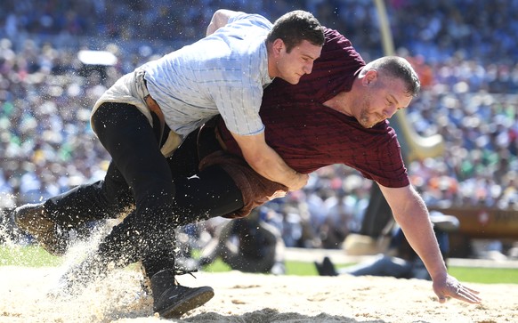 Armon Orlik, links, schwingt gegen Christian Stucki, rechts, im 6. Gang am Eidgenoessischen Schwing- und Aelplerfest (ESAF) in Zug, am Sonntag, 25. August 2019. (KEYSTONE/Ennio Leanza)