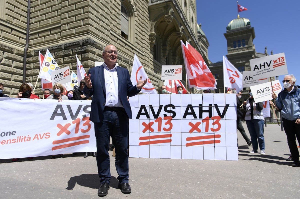 Pierre-Yves Maillard, Praesident SGB, spricht waehrend der Einreichung der Volksinitiative fuer ein besseres Leben im Alter (Initiative fuer eine 13. AHV-Rente), am Freitag, 28. Mai 2021 in Bern. (KEY ...
