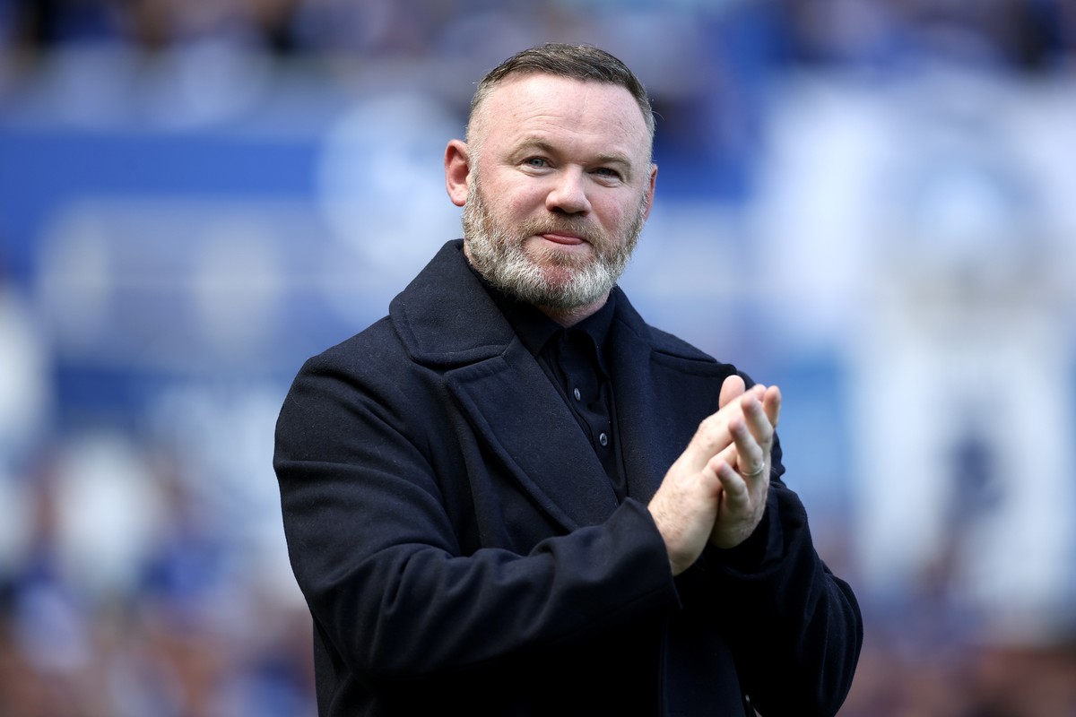 epa12113229 Former Everton player Wayne Rooney reacts on the pitch of the Goodison Park stadium after the English Premier League soccer match between Everton FC and Southampton FC, in Liverpool, Brita ...