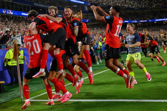 <p>Pure Erleichterung bei Österreich: Dank des 3:3-Ausgleichs gegen Algerien tief in der Nachspielzeit schaffen die ÖFB-Jungs doch noch den Einzug in den Sechzehntelfinal.</p>
