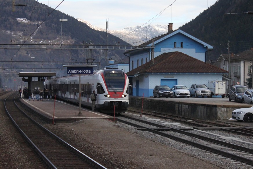 Von Ambri fährt ein Extrazug nach Bellinzona.