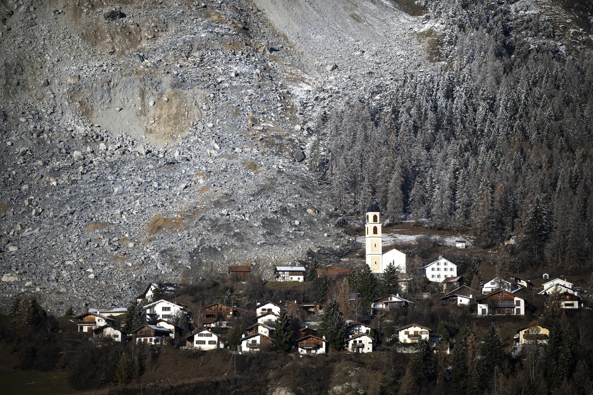 epaselect epa12552738 A view of the large rockslide above the village Brienz-Brinzauls, Switzerland, 27 November 2025. The village has been evacuated again since November 2024 due to the threat of a l ...