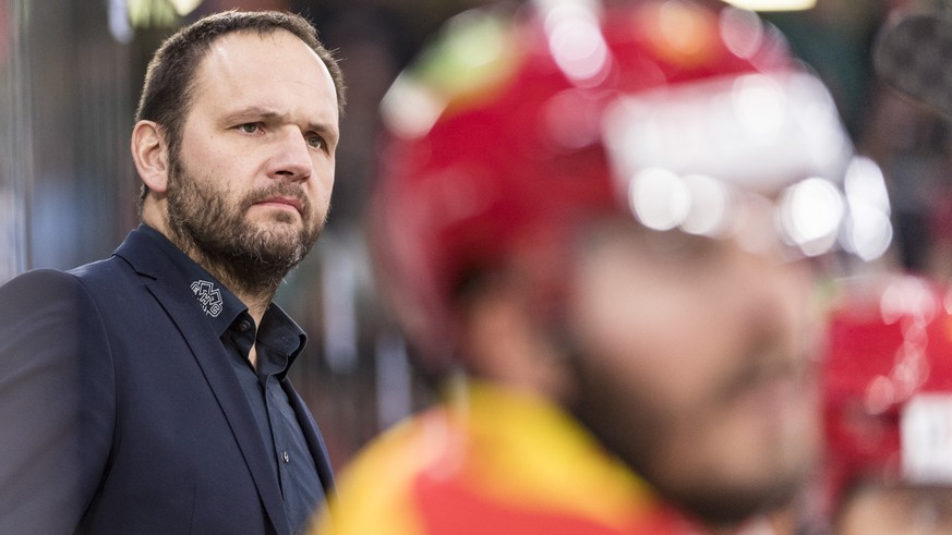 Cheftrainer ad interim Martin Steinegger verfolgt einen Spielzug von der Bande aus im Eishockey-Meisterschaftsspiel der National League zwischen dem EHC Biel und den ZSC Lions, am Freitag, 8. Dezember ...