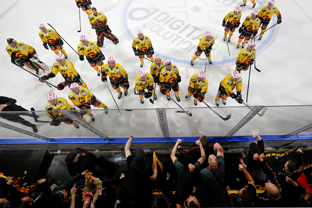 Berns Spieler jubeln den Fans zu nach dem Eishockey-Qualifikationsspiel der National League zwischen dem HC Ajoie und dem SC Bern, am Donnerstag, 29. Februar 2024, in der Raiffeisen Arena in Porrentru ...